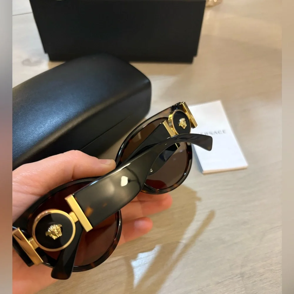 NWT Versace‎ Black and Gold Sunglasses (papers,box ,dust bag)